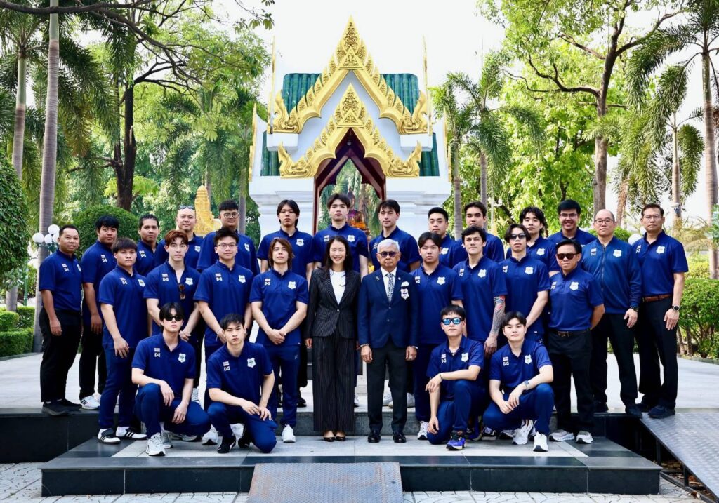 นักกีฬาชายฮอกกี้น้ำแข็งทีมชาติไทย พร้อมนายกฯสมาคมและผู้จัดการทีม ไหว้สักการะพ่อแก่เพื่อเป็นศิริมงคล ก่อนลุยศึก World Championship ที่ประเทศแอฟริกาใต้